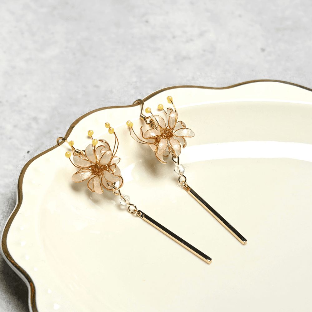 【彼岸花／曼珠沙華】ピアス ホワイト／サージカルステンレス／揺れる／レジン×ワイヤー／幻想的な白／和装／受注製作 | 7枚目